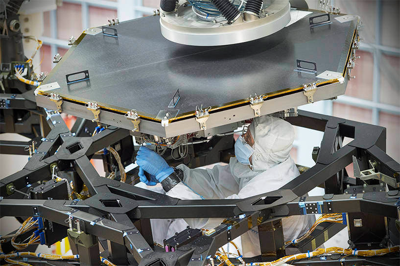 Illustration for article titled Aww Yeah, the James Webb Space Telescope Has Half Its Mirrors!